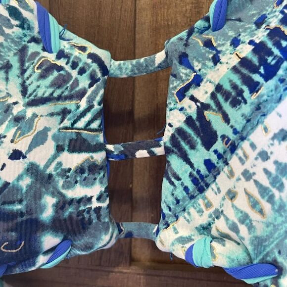 NWT Beautiful bikini top in shades of blue. - Picture 3 of 5